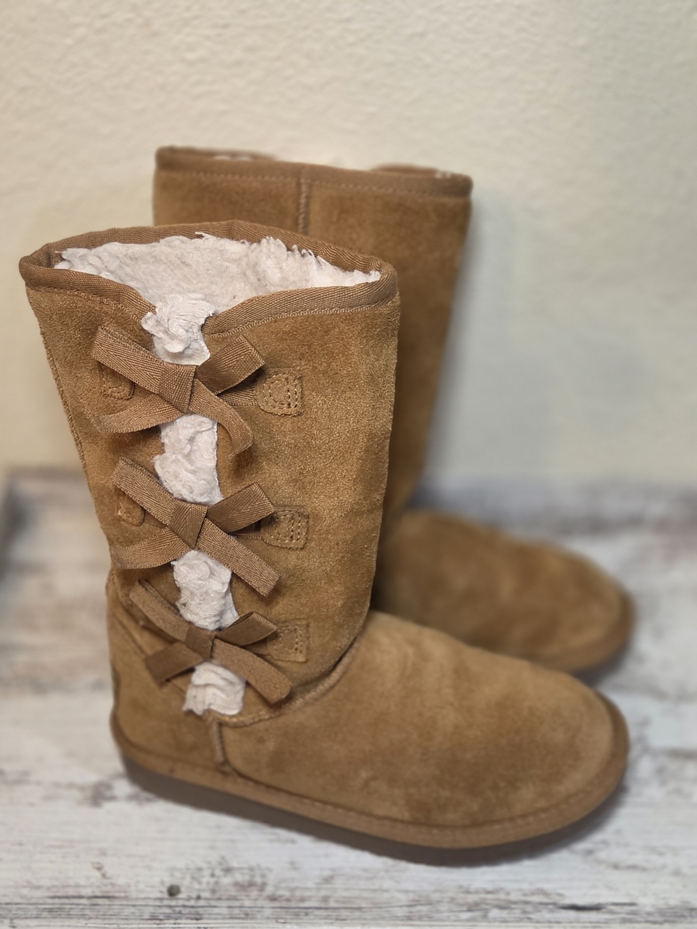 Koolaburra Tan Suede Bow-Back Faux Fur Winter Boots UGGs Bug Girls Size 2